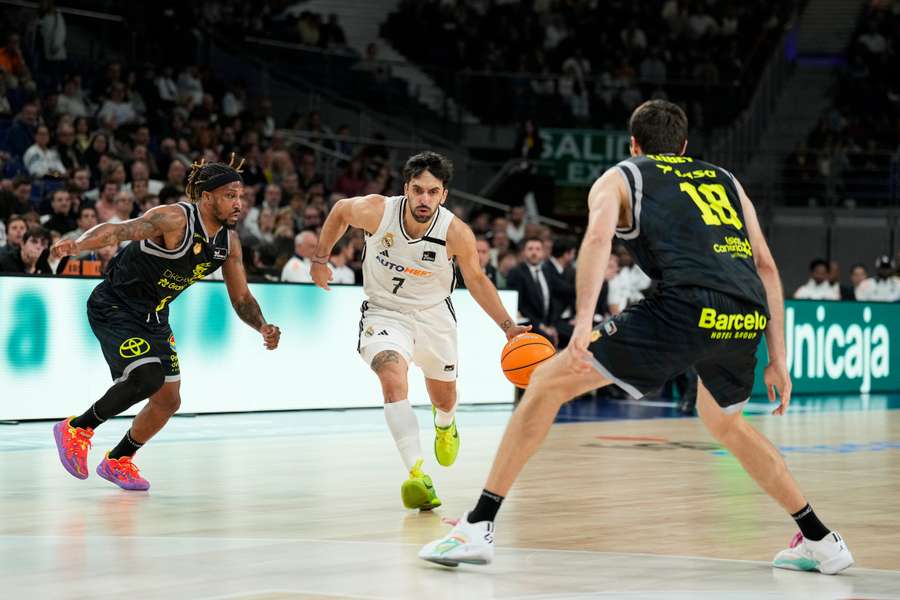 Campazzo intenta penetrar en la zona ante Albicy y Tobey