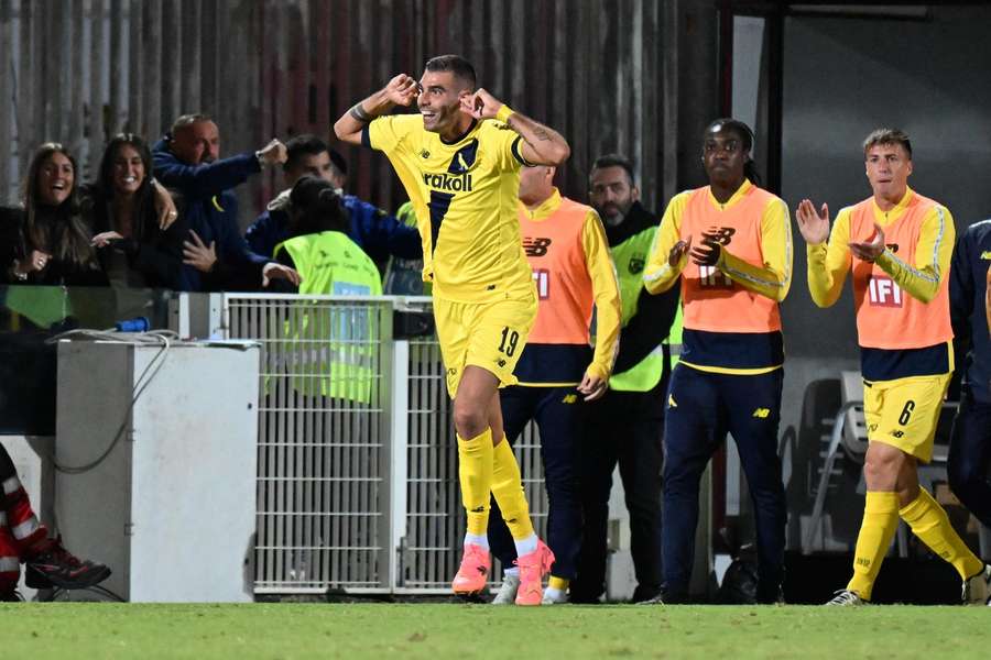 Giovanni Zaro esulta per il gol del 2-2