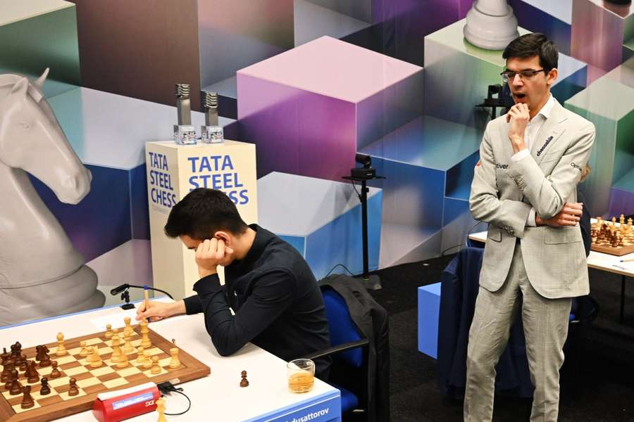 Anish Giri bij het bord (r)