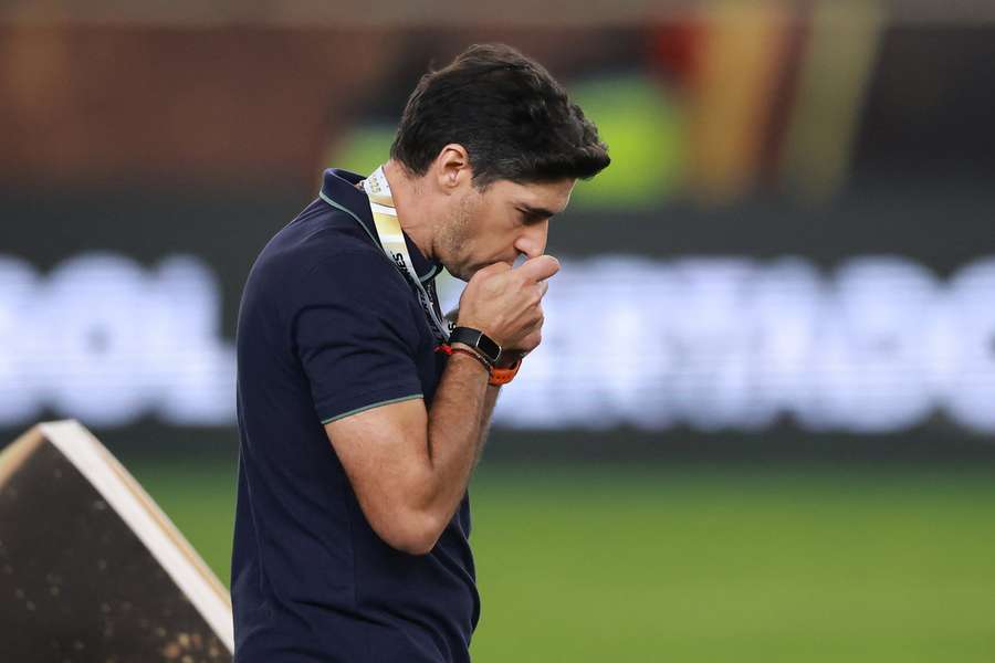 Abel Ferreira com a medalha de segundo classificado da Libertadores
