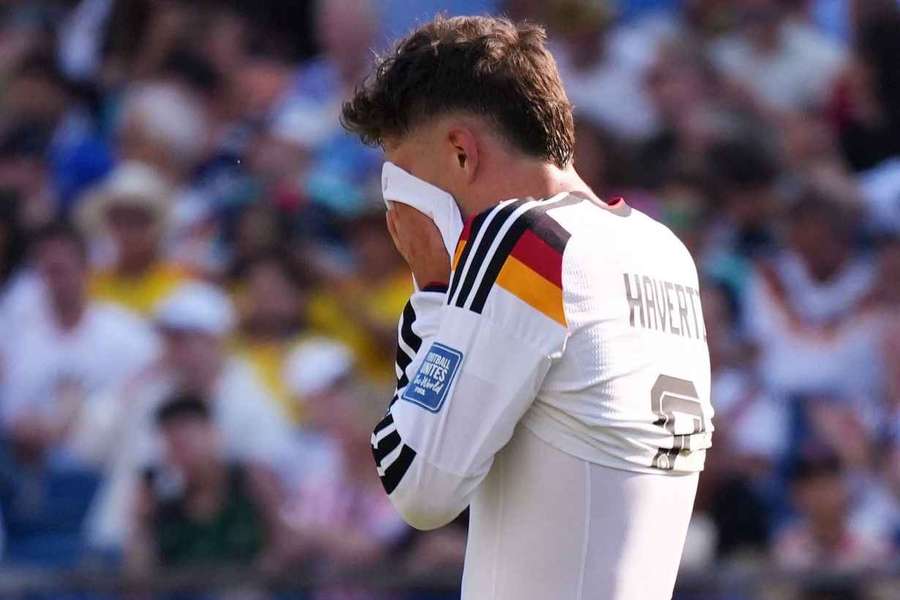Nach seinem verschossenen Elfmeter vergräbt Havertz das Gesicht im DFB-Trikot Nach seinem verschossenen Elfmeter vergräbt Havertz das Gesicht im DFB-Trikot