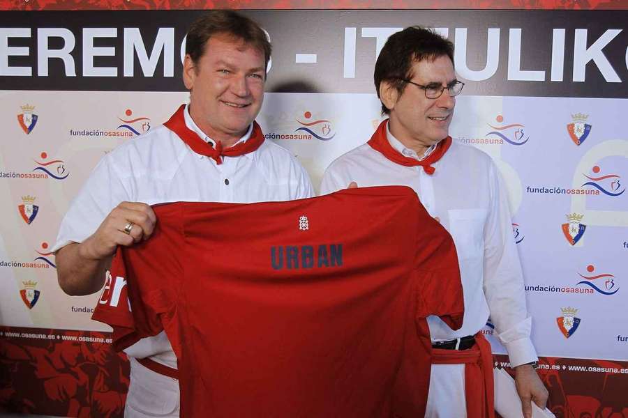 Były polski piłkarz Jan Urban (po lewej) pozuje podczas oficjalnej prezentacji jako nowy trener drużyny Osasuny, 9 lipca 2014 r.