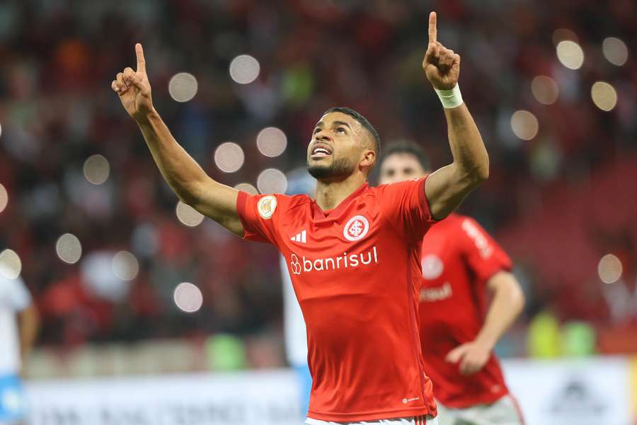 Wanderson comemora segundo gol do Internacional