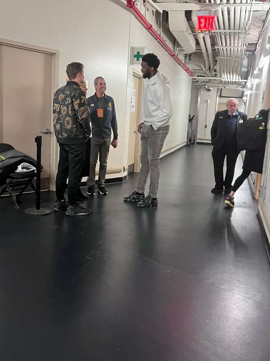 Joel Embiid, maior pontuador da NBA na atualidade, conversa com torcedores após a partida no Garden