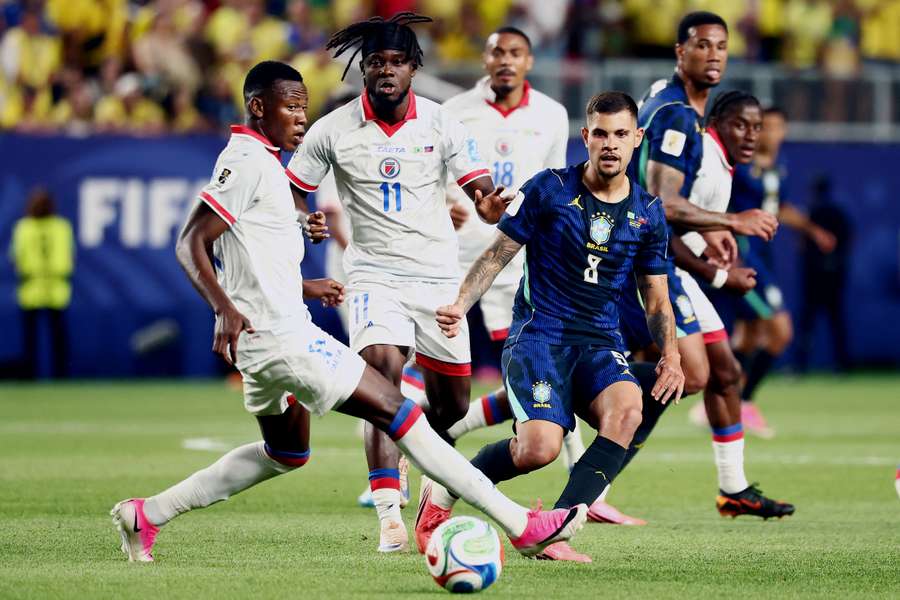 Danley Jean Jacques au duel avec Bruno Guimarães lors de Brésil - Haïti, en Coupe du monde 2026, le 19 juin à Philadelphie. Danley Jean Jacques au duel avec Bruno Guimarães lors de Brésil - Haïti, en Coupe du monde 2026, le 19 juin à Philadelphie.
