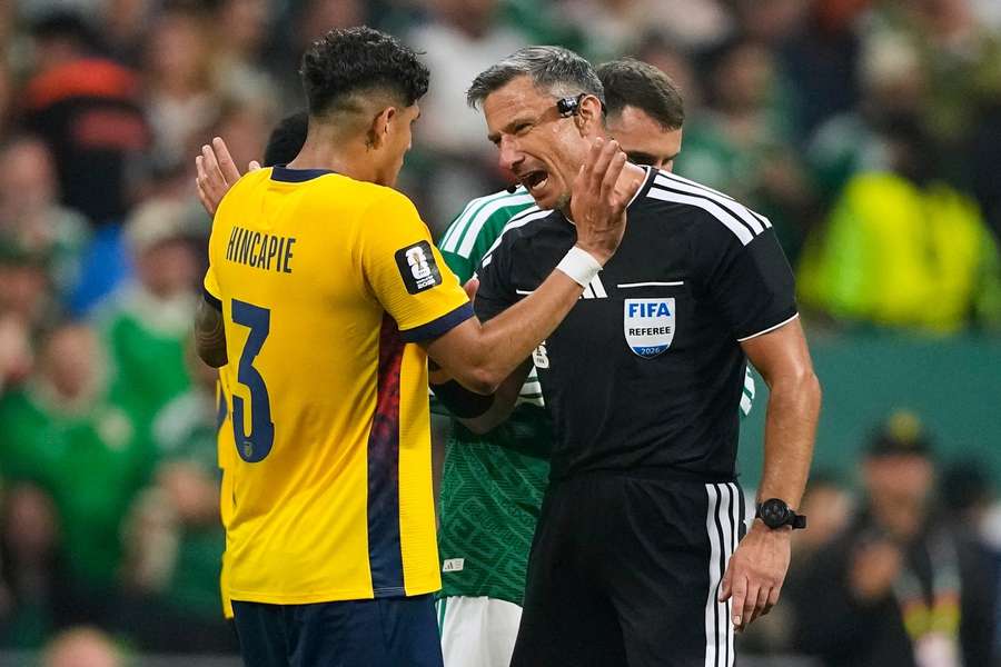 Hincapié foi expulso em México x Equador por tapar a boca em discussão Hincapié foi expulso em México x Equador por tapar a boca em discussão