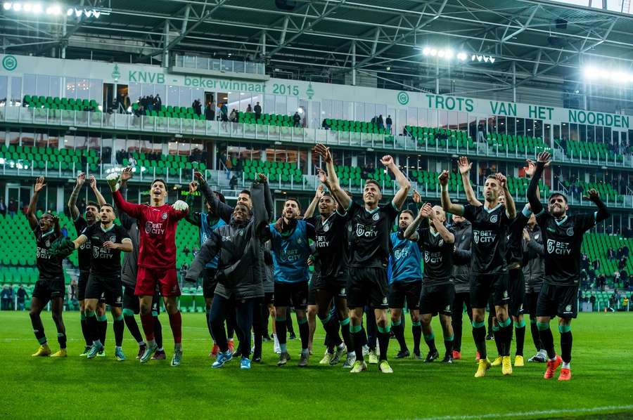 De spelers en fans van Fortuna Sittard vieren een feestje na de knotsgekke zege van de Zuid-Limburgers