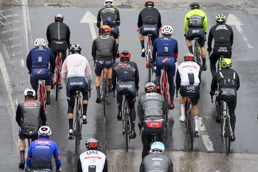 De eerste etappe werd drastisch ingekort van 207 naar 85 kilometer