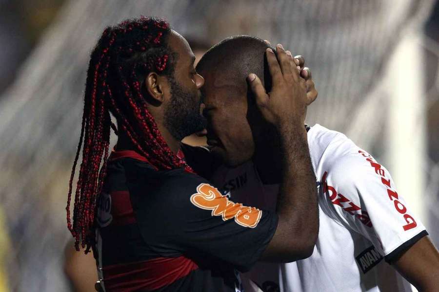 Amor e rivalidade: Love (esq.) beijando Elias na Libertadores 2010