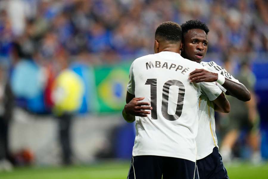 Mbappé et Vinicius après le deuxième but.