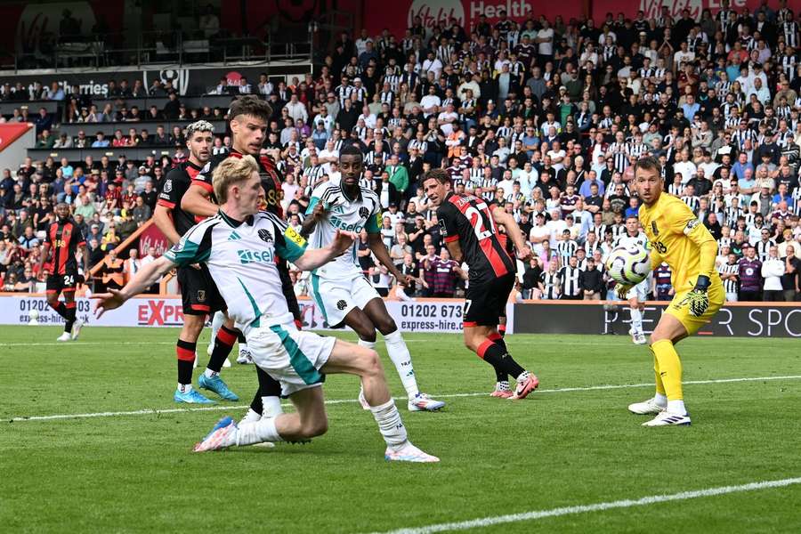 Anthony Gordon (10) of Newcastle United scores the equalising goal 