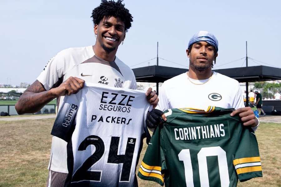 Hugo Souza ao lado do cornerback Jaire Alexander