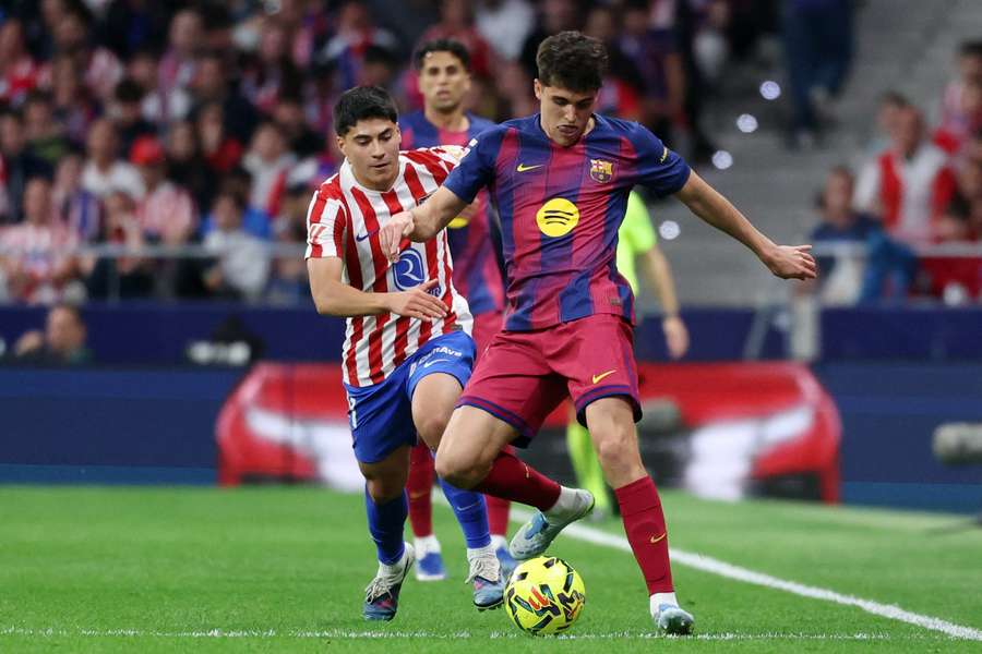 Obed Vargas (Atlético) au duel avec Pau Cubarsí (Barcelone) lors du match de Liga au Metropolitano, le 4 avril 2026.