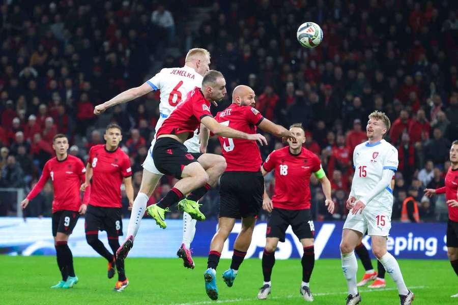 Václav Jemelka mohl v Albánii rozhodnout, jeho hlavička ale skončila na břevně.