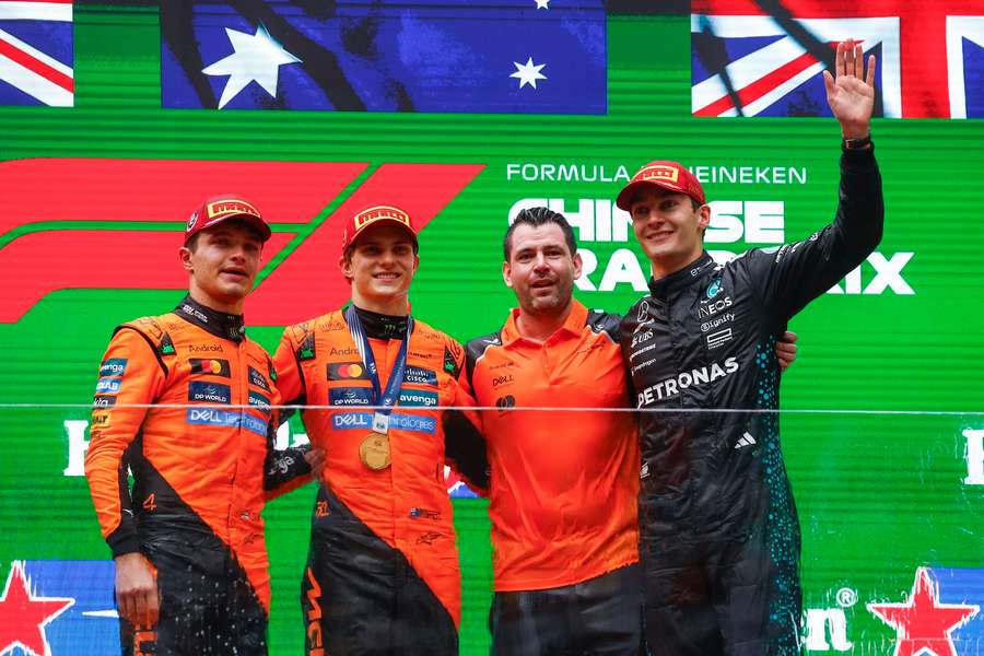 Lando Norris (I) y George Russell (D)