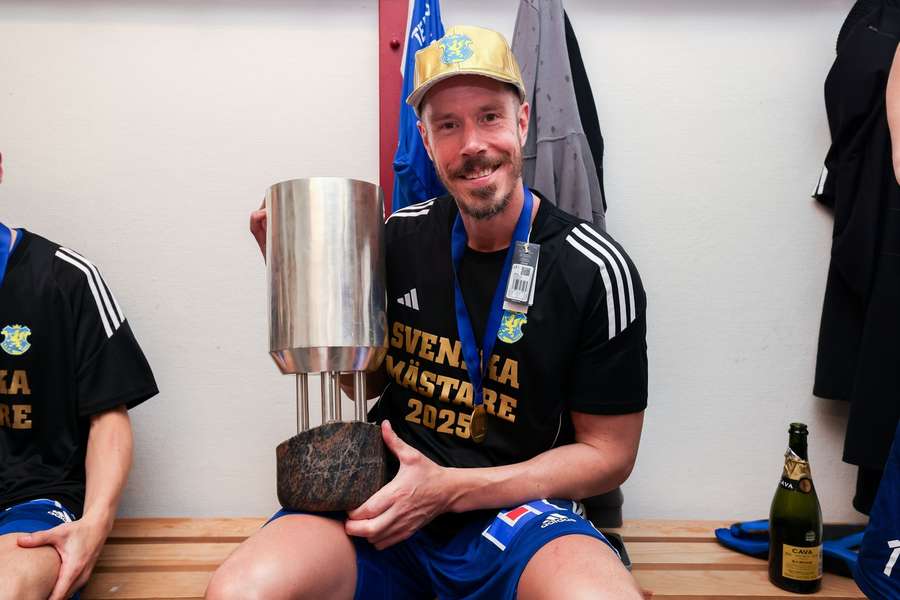 Kim Andersson holding the trophy after the match Kim Andersson holding the trophy after the match