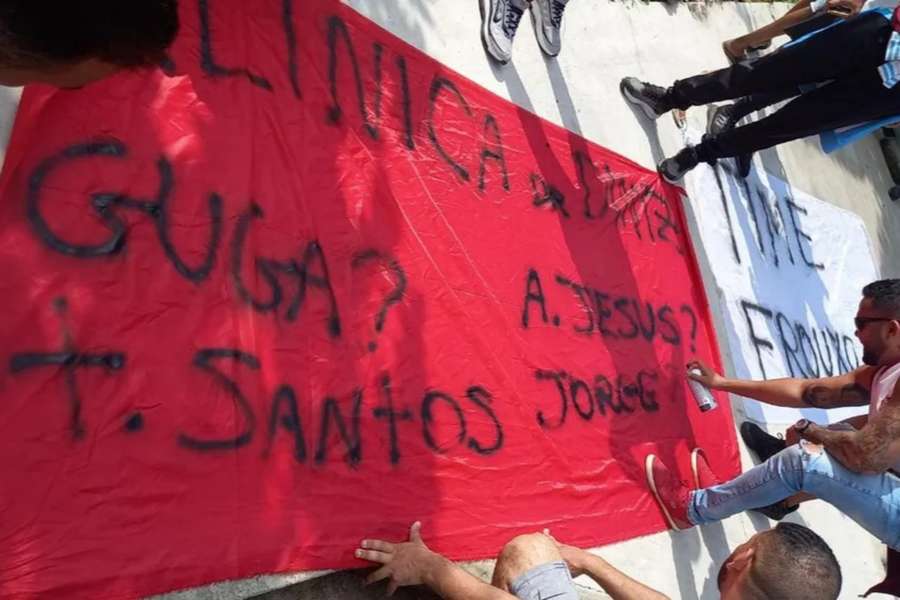 Faixas de protesto exibidas no CT do Fluminense