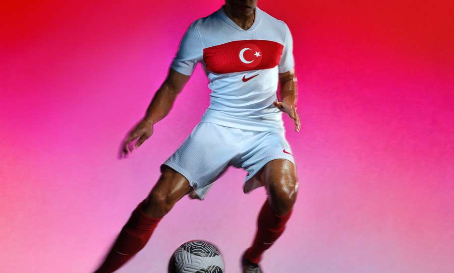 La nueva camiseta visitante de Turquía también rinde homenaje a la bandera nacional