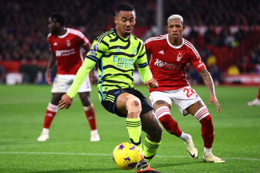 Arsenal's Gabriel Jesus in actie met Danilo van Nottingham Forest