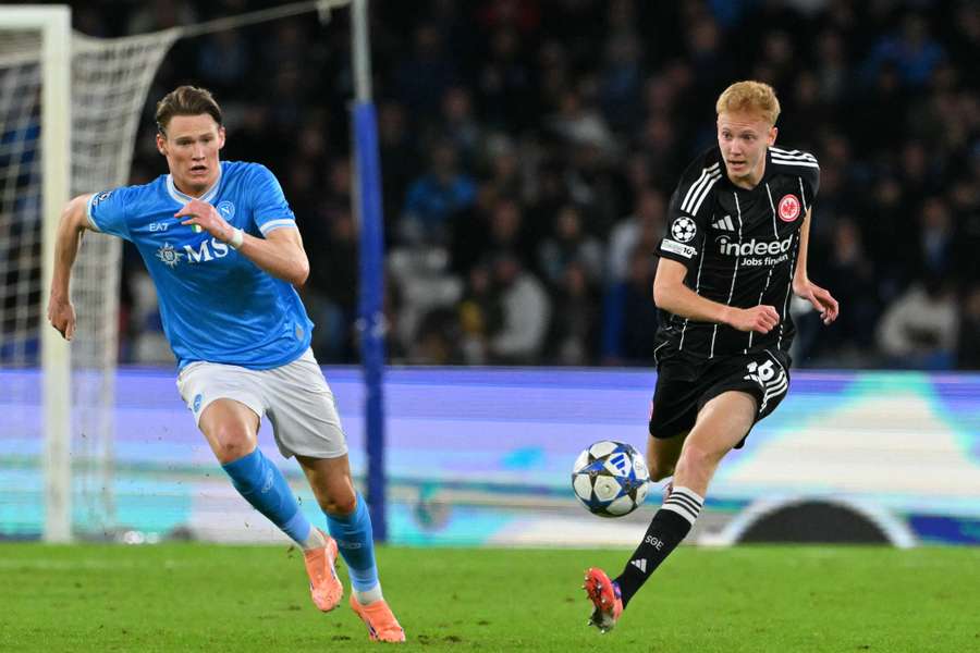 Frankfurt's Hugo Larsson fights for the ball with Napoli's Scott McTominay Frankfurt's Hugo Larsson fights for the ball with Napoli's Scott McTominay