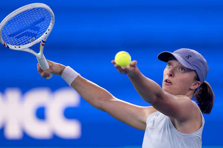 Iga Świątek au service lors de son match du deuxième tour contre Marie Bouzková au Wuhan Open 2025. Iga Świątek au service lors de son match du deuxième tour contre Marie Bouzková au Wuhan Open 2025.