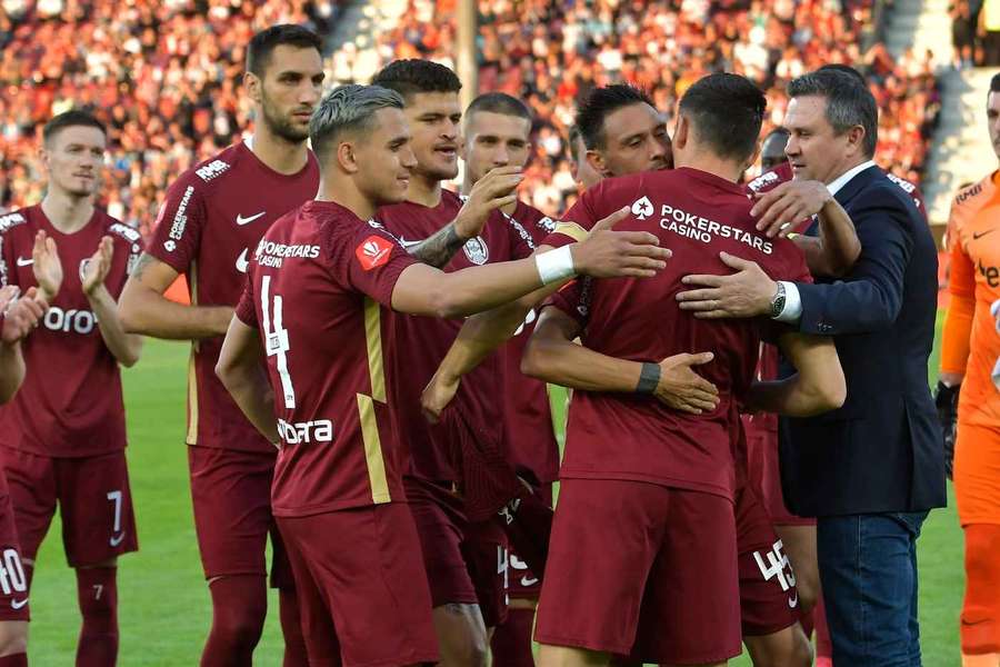 Jucătorii lui CFR Cluj felicitați de Cristi Balaj