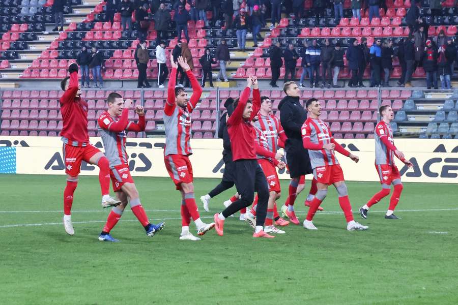 L'esultanza dei giocatori della Cremonese a fine gara