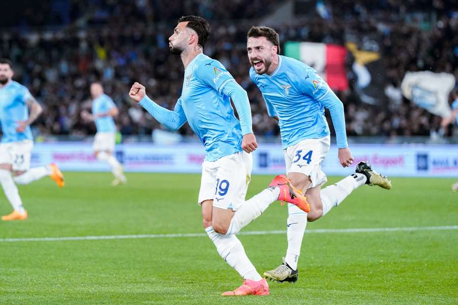 Taty Castellanos celebra el primer gol con Mario Gila