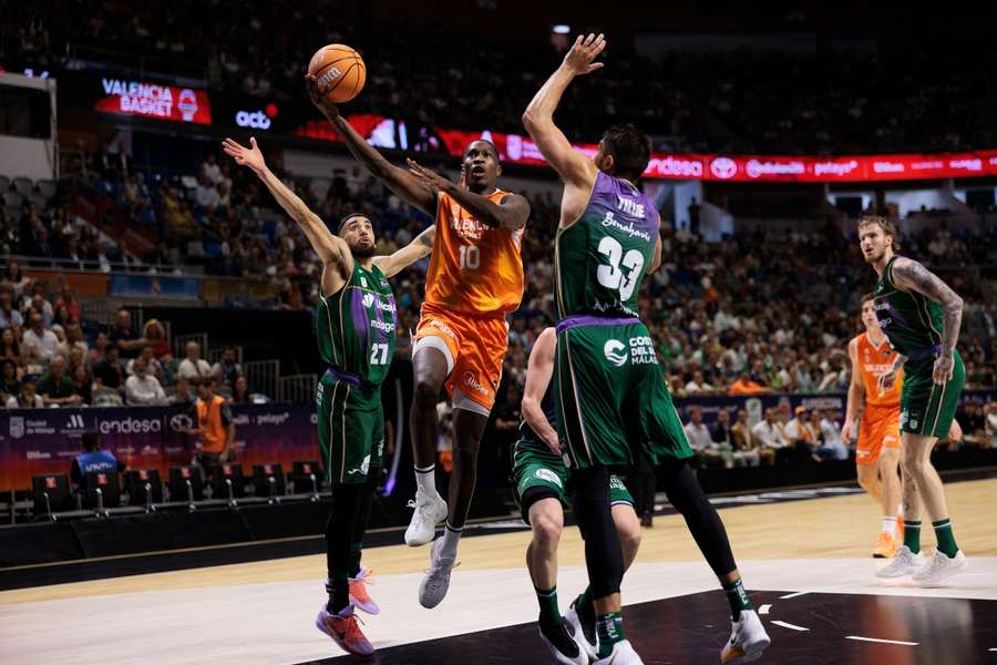Omari Moore ante Kilian Tillie y Chris Duarte