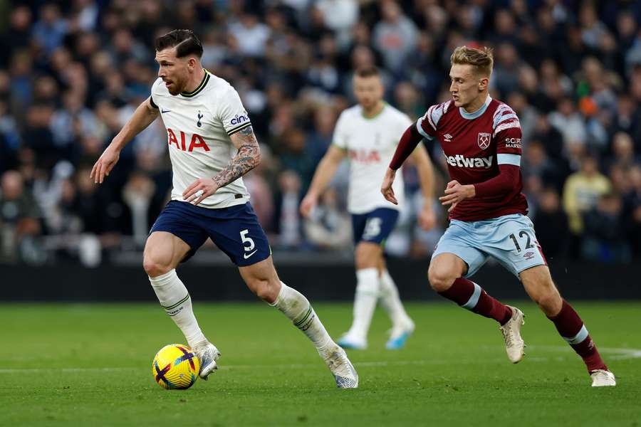 Hojbjerg com a camisa dos Spurs