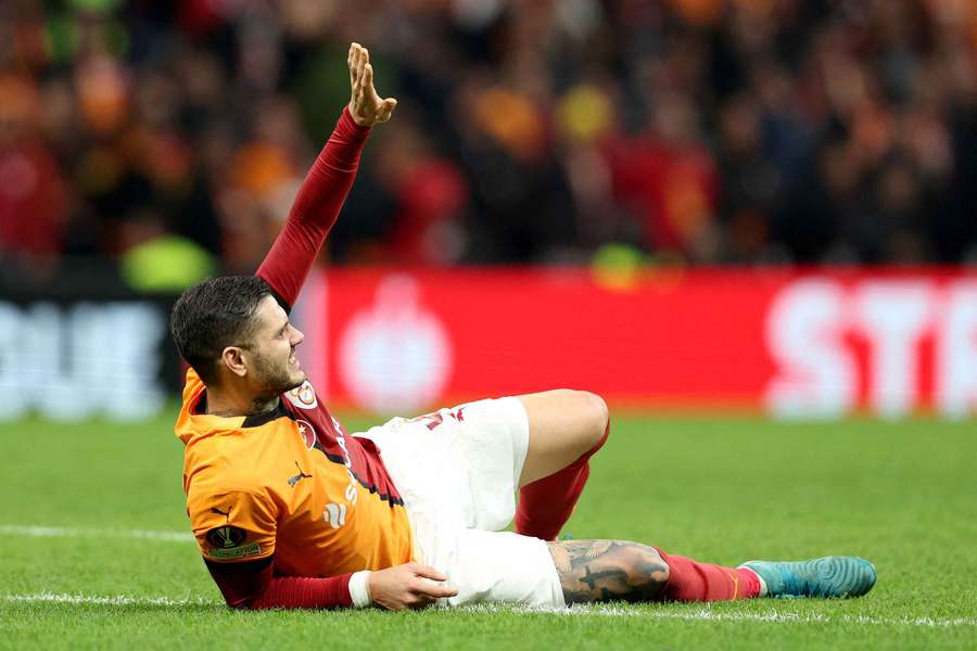 Galatasaray's Mauro Icardi waves to the bench after suffering the injury