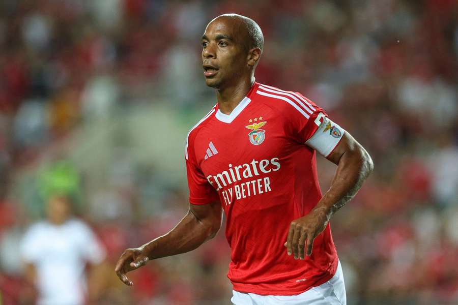 João Mário envergou a braçadeira de capitão do Benfica