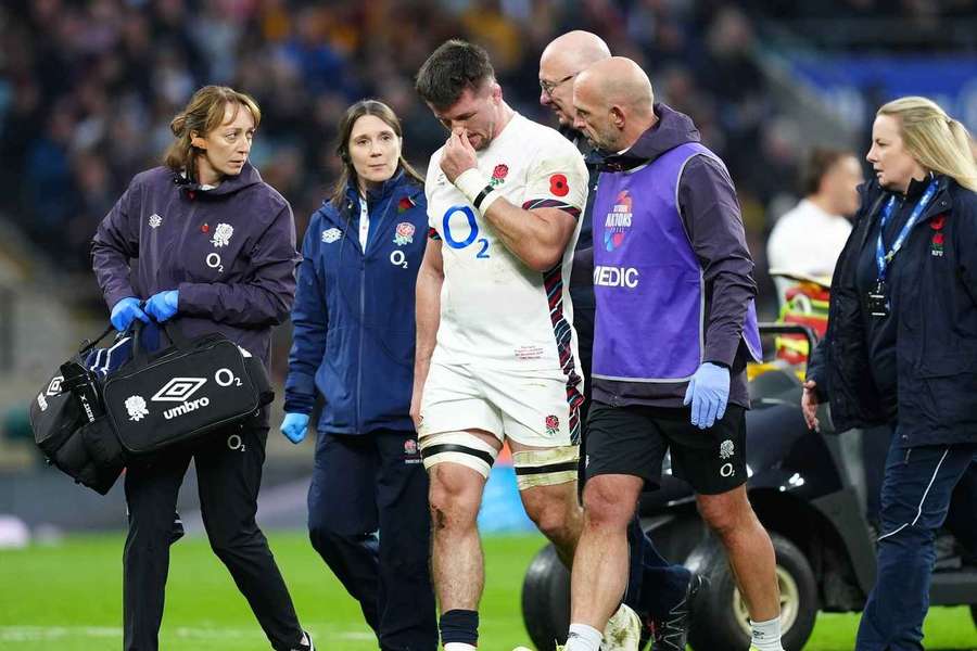 Tom Curry leaves the field after his concussion against Australia