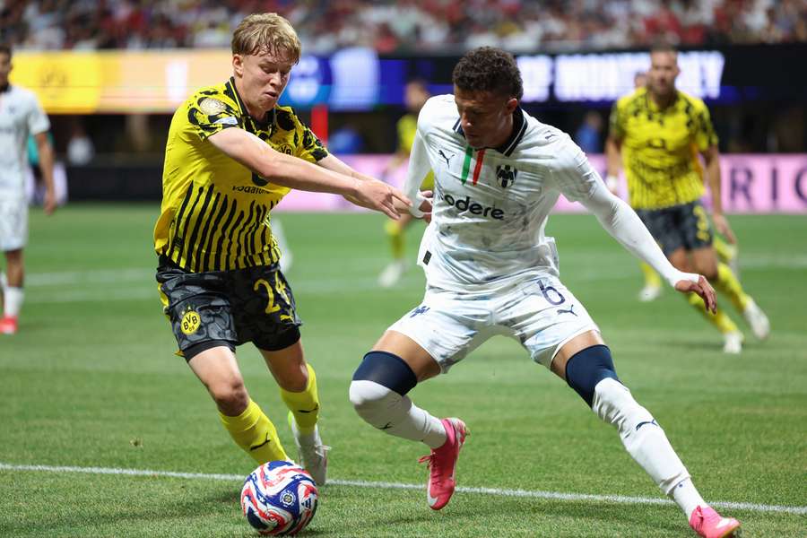 Nelson Deossa em ação contra o Monterrey