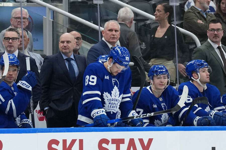 Berube (uprostřed) skončil na lavičce Toronta.