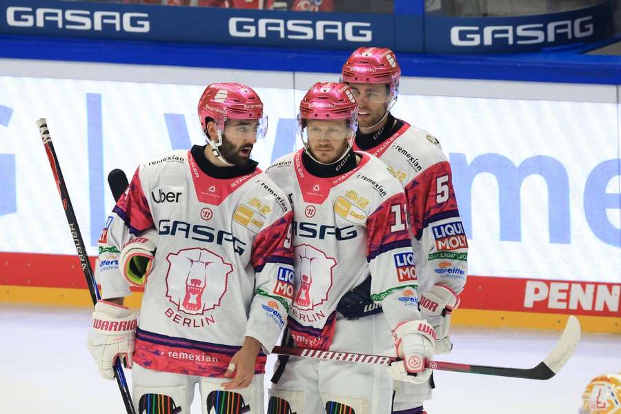 Die Eisbären holen einen wichtigen Sieg.