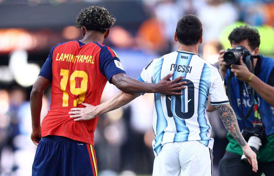 Yamal a Messi v objetí. Yamal a Messi v objetí.