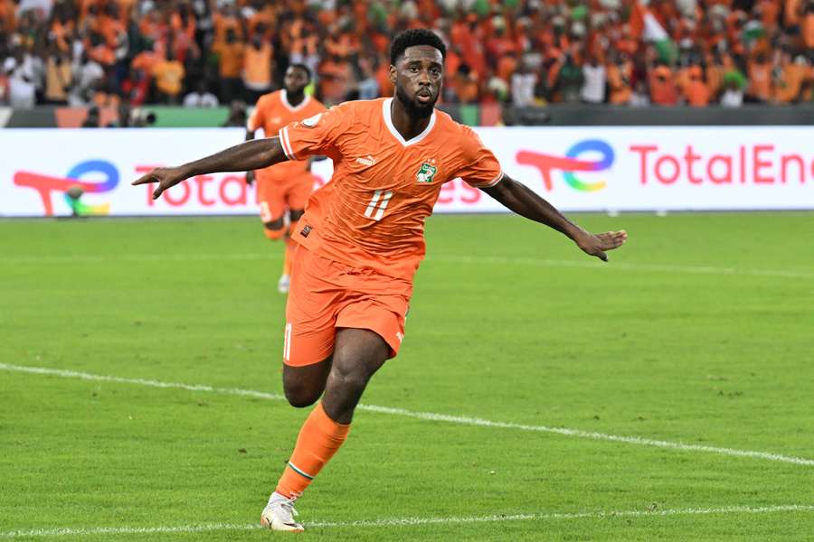 Jean-Phillipe Krasso festeggia dopo aver segnato il secondo gol della partita per la Costa d'Avorio
