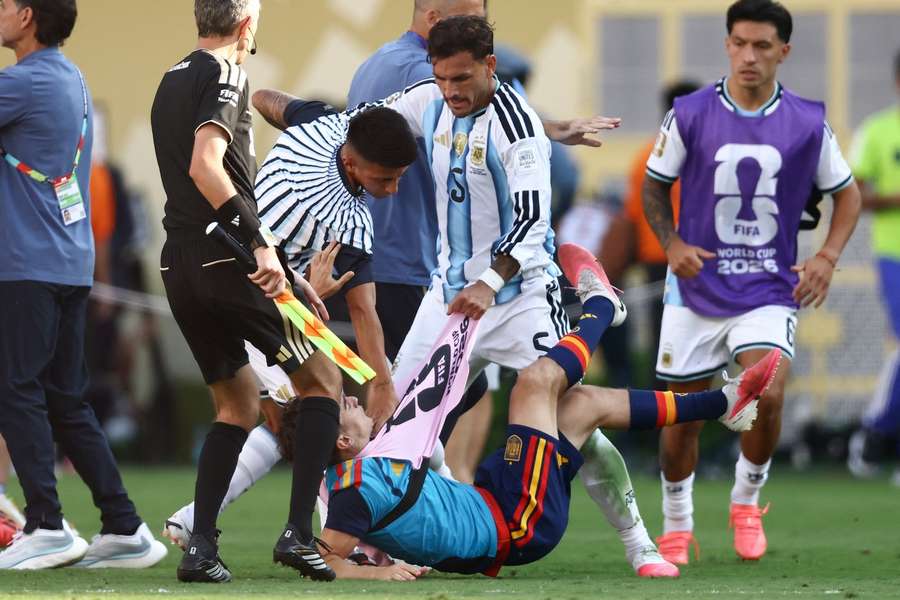 Leandro Paredes îl bruschează pe Gavi în finala Cupei Mondiale 