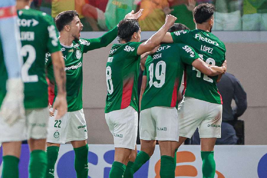 Sosa deu belo passe para o gol de cobertura marcado por Flaco López Sosa deu belo passe para o gol de cobertura marcado por Flaco López