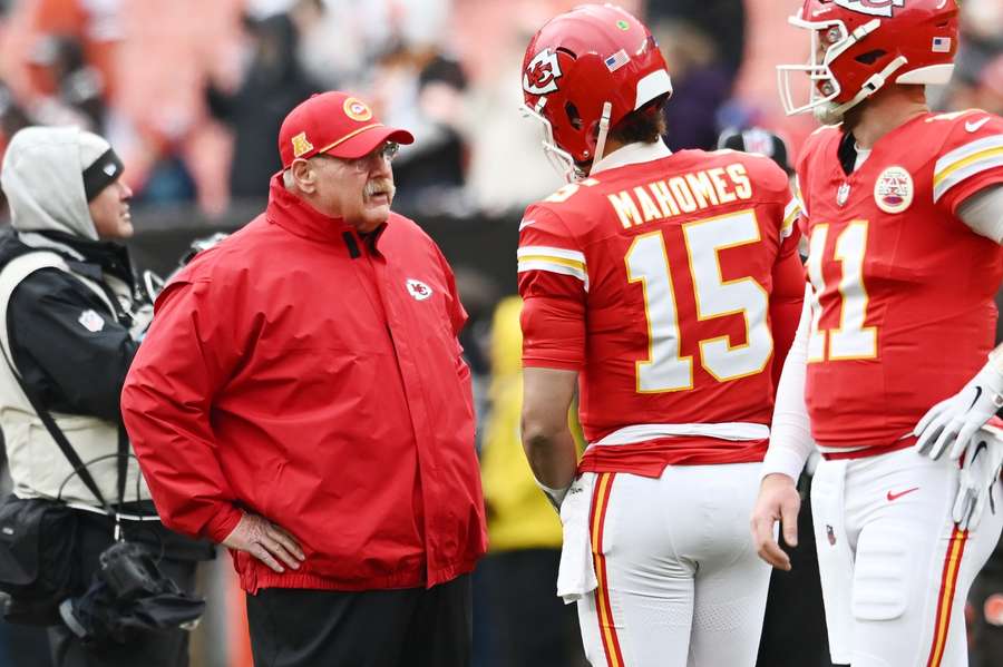 Mahomes conversa com Andy Reid após deixar o campo com dores no tornozelo