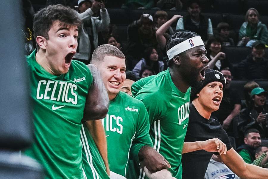 Neemias Queta no banco dos Celtics