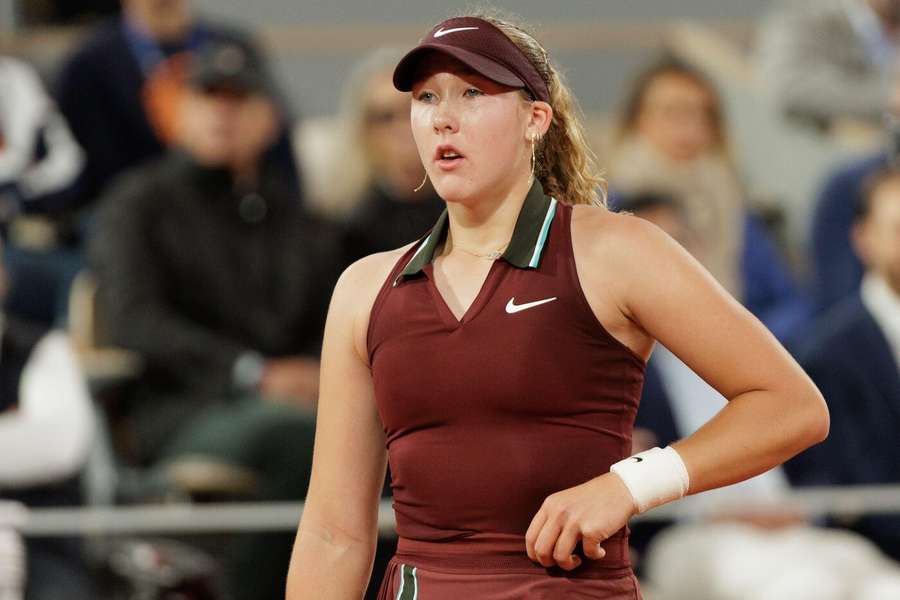 Mirra Andrejevová měla proti sobě soupeřku i tisíce fanoušků.