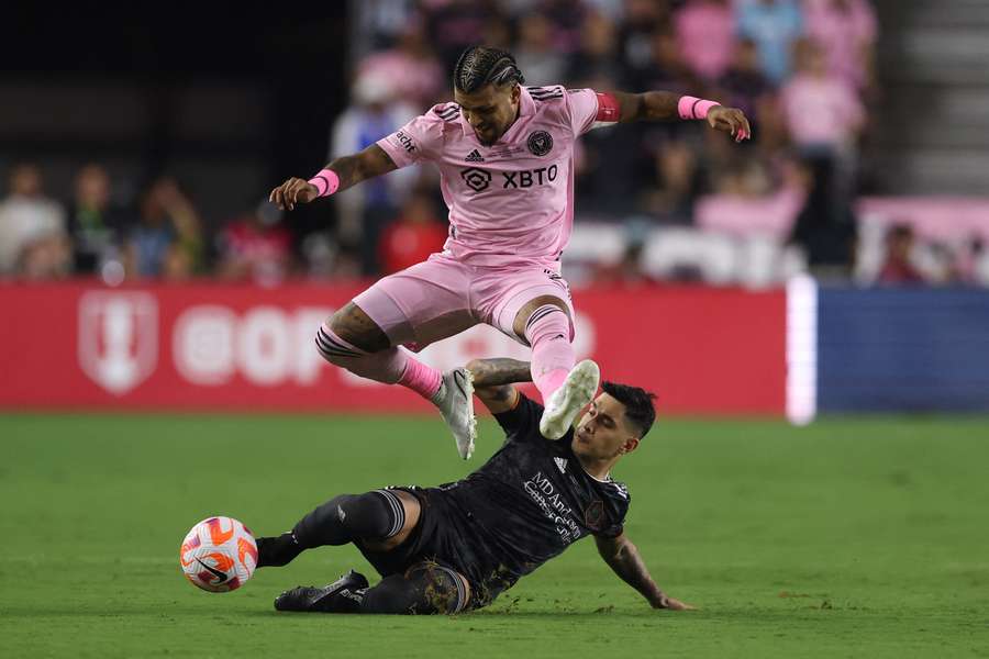 Josef Martínez intenta irse de su rival.