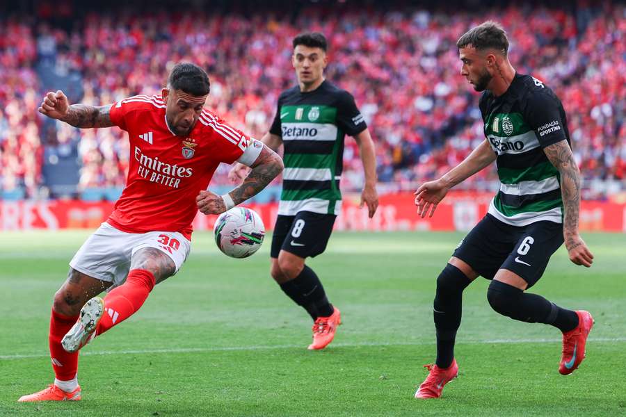 Otamendi em duelo com Debast