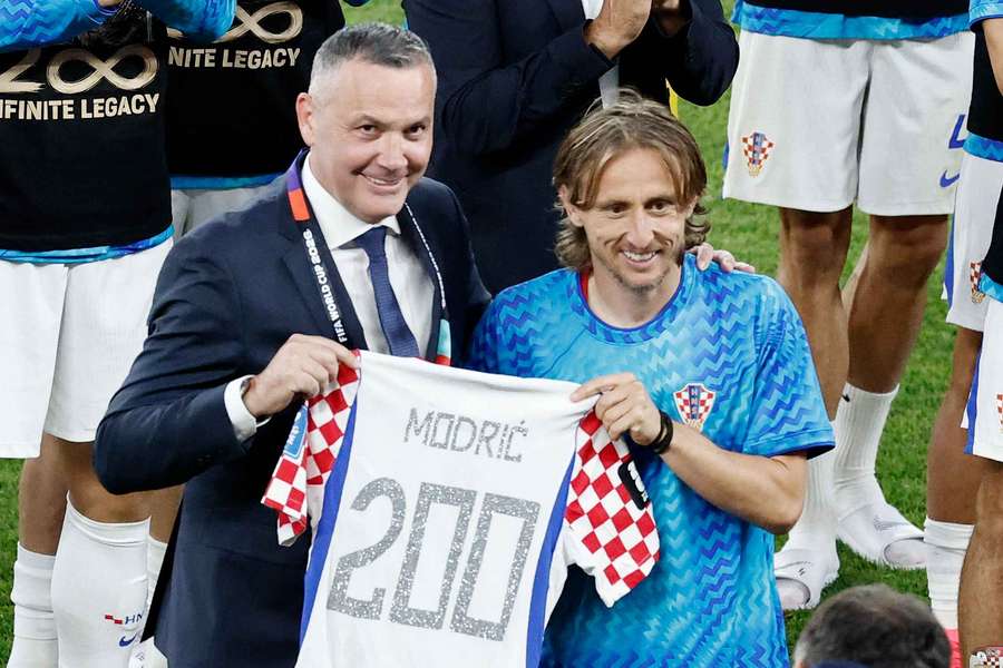 Modrič s dresem na památku.