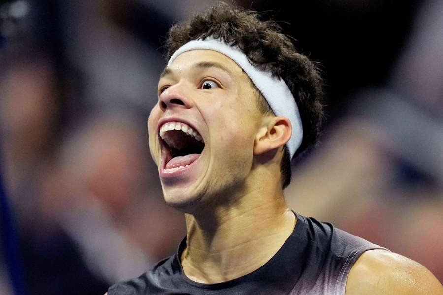 Shelton si zahrá semifinále US Open. Shelton si zahrá semifinále US Open.