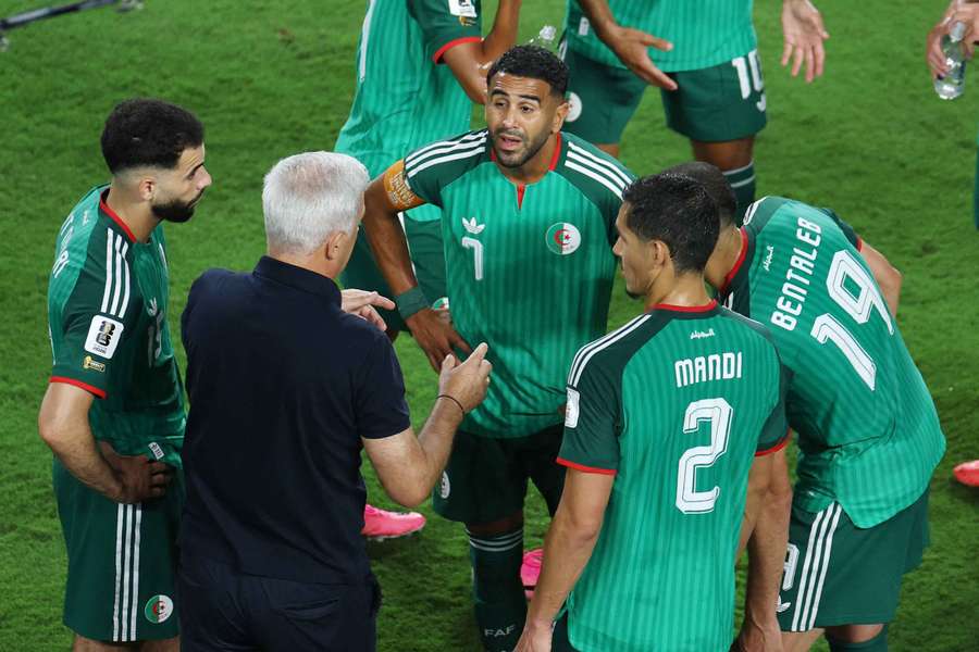 Mahrez (número 7) é um dos destaques da Argélia