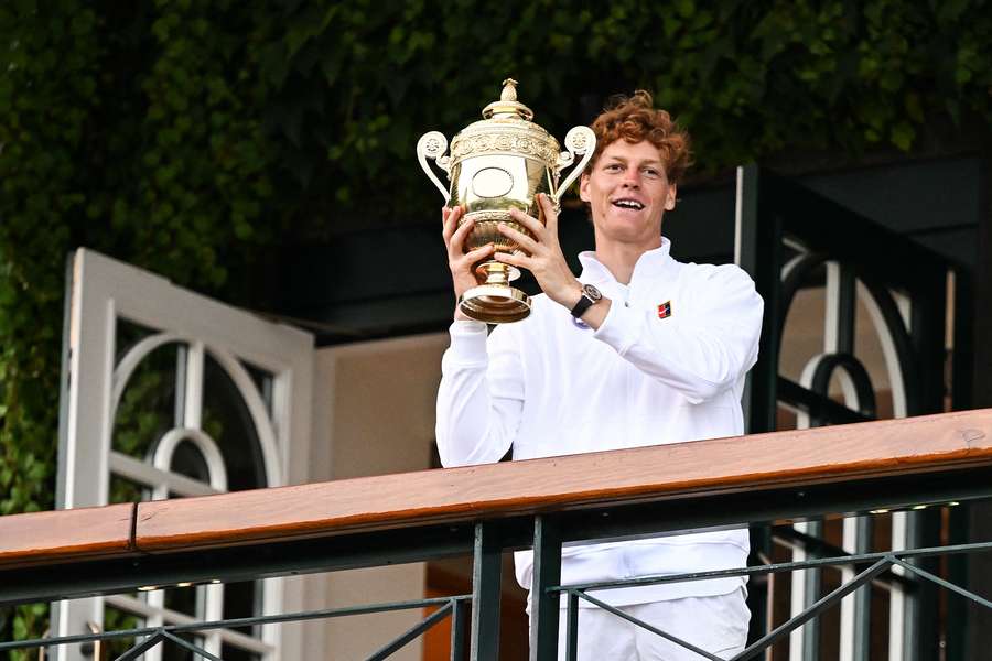 Jannik Sinner mit der Wimbledon-Trophäe.