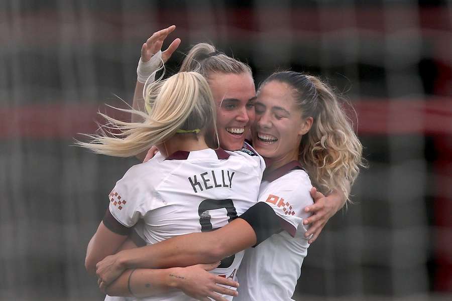 Jill Roord viert haar goal met Laia Aleixandri en Chloe Kelly